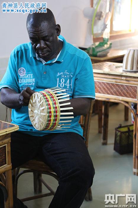 中非学员专注编织竹筐