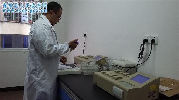 工作人员在检测室检测