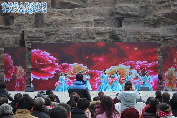 党员群众观看文艺表演